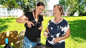Wenn Sommelière Angelika Grundler im Landgasthof Paradies in Frickingen einen guten Wein einschenkt, schätzen das nicht nur die Gäste, ...