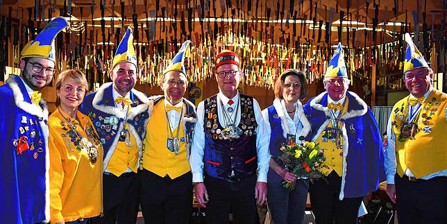 Landvogt Manfred Knopf (Vierter von rechts) ehrte Burkhard Spitzhüttl (Zweiter von rechts) mit dem Obristenorden. Von links nach rechts: ...