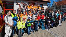 Mit Greifzangen und blauen Müllsäcken machen sich die Marbacher Bürgerinnen und Bürger auf in die zehn Sammelbezirke bei der Aktion ...