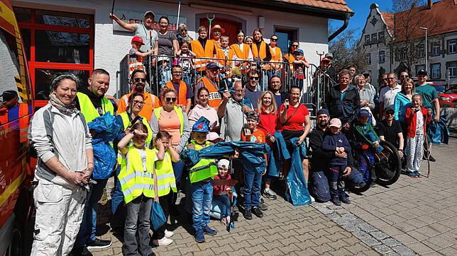 Mit Greifzangen und blauen Müllsäcken machen sich die Marbacher Bürgerinnen und Bürger auf in die zehn Sammelbezirke bei der Aktion ...