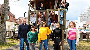 Schülerinnen der Heinrich-Feurstein-Schule freuen sich schon auf das Projekt. Links Rektor Thomas Sauter und rechts ...