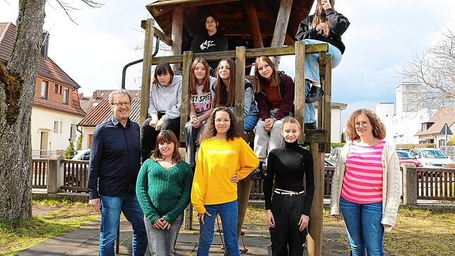 Schülerinnen der Heinrich-Feurstein-Schule freuen sich schon auf das Projekt. Links Rektor Thomas Sauter und rechts ...