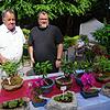 Veranstalter Dieter Maier (links) und Thomas Ays, Leiter des Tourismus- und Kulturamts, auf der Gartenmesse.
