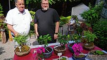 Veranstalter Dieter Maier (links) und Thomas Ays, Leiter des Tourismus- und Kulturamts, auf der Gartenmesse.
