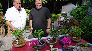 Veranstalter Dieter Maier (links) und Thomas Ays, Leiter des Tourismus- und Kulturamts, auf der Gartenmesse.