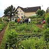 Der Schürgarten des Stühlinger Schwarzwaldvereins (von links): Regina Tröndle, Vorsitzende Antonia Kramer-Diem, Ehrenmitglied Erika ...