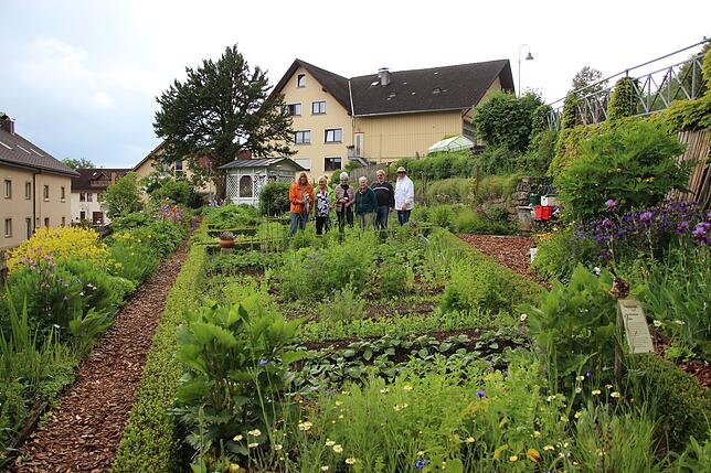 Der Schürgarten des Stühlinger Schwarzwaldvereins (von links): Regina Tröndle, Vorsitzende Antonia Kramer-Diem, Ehrenmitglied Erika ...