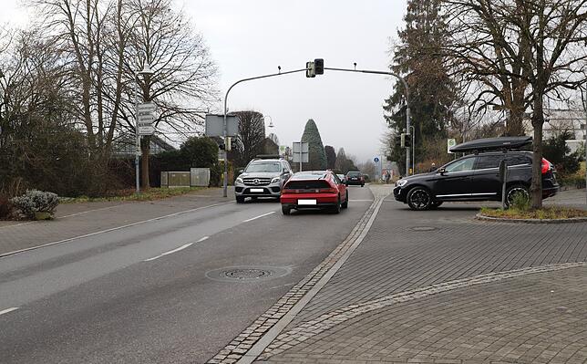 Die Mainaustraße in Allmannsdorf am Ortsende. Links hinten im Bild das Gartencenter Spiegel, rechts die Kreuzung Egger Straße/Zur ...