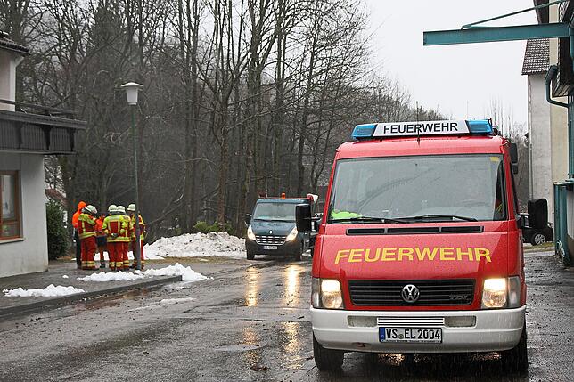 Kurze Lagebesprechung der Feuerwehr Schonach mit dem Ortsbaumeister und Bauhof im Untertal.