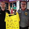 Wechsel: Otto Schönle (rechts) vom SV Dillendorf hört als Obmann der Klettgau-Schiedsrichter auf. Für ihn übernimmt Lukas Gäng (links) ...