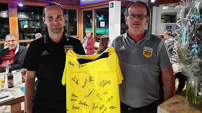 Wechsel: Otto Schönle (rechts) vom SV Dillendorf hört als Obmann der Klettgau-Schiedsrichter auf. Für ihn übernimmt Lukas Gäng (links) ...