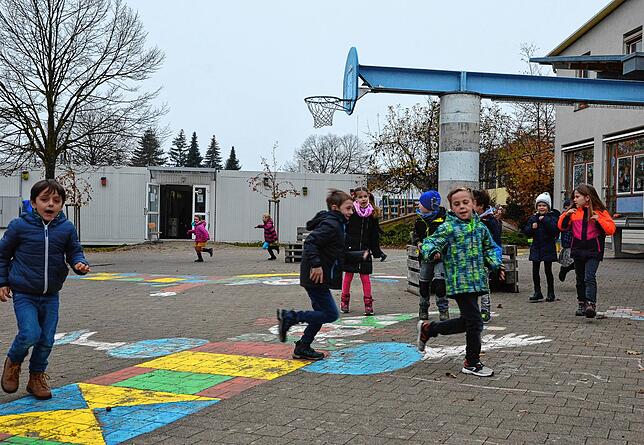 In der Pause sind die Jahrgänge voneinander getrennt, mit Klassenkameraden herumtollen geht nur auf dem Schulhof in den festgelegten Zonen.