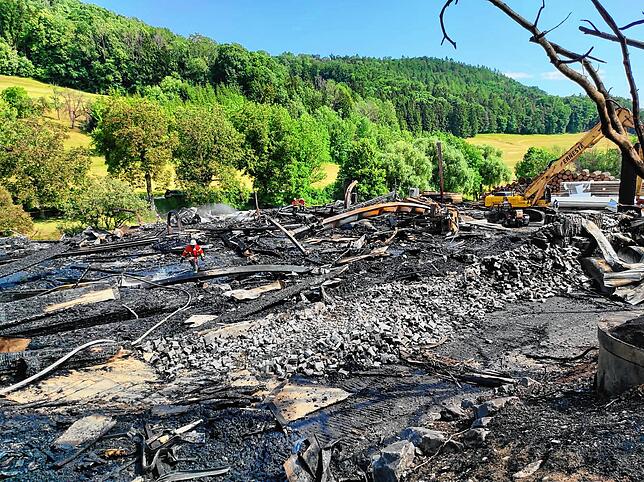 Bei dem Brand wurde der Betrieb komplett zerstört (Aufnahme vom 20. Juni)