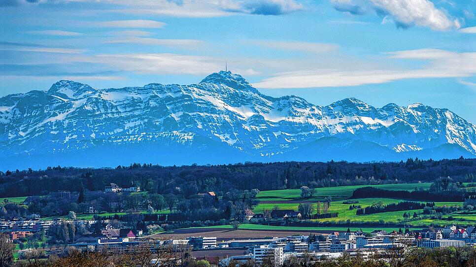 Diese Silhouette kennt jeder am Bodensee: Der Säntis, hier als höchster Gipfel mittig im Bild und Anfang April aufgenommen. Mittlerweile ...
