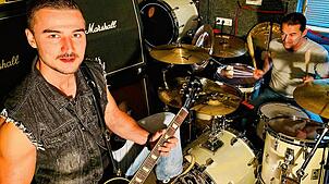 Wenn der Vater mit dem Sohne...: Gitarrist Samuel Mäder und Drummer Arthur Mäder spielen Rockmusik. Zeitweise sogar in der gleichen Band.