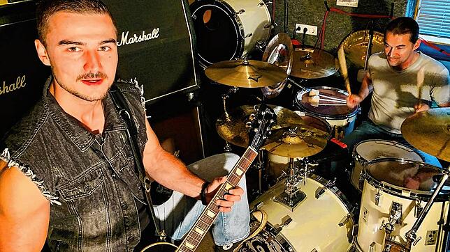 Wenn der Vater mit dem Sohne...: Gitarrist Samuel Mäder und Drummer Arthur Mäder spielen Rockmusik. Zeitweise sogar in der gleichen Band.