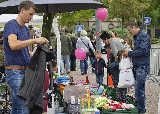 Beim Kinderflohmarkt des Familienverbandes wechseln viele Dinge ihren Besitzer. Dieser Flohmarkt ist fester Bestandteil des Altstadtfests.