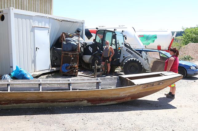Auch ein Holzboot wurde mit dem Radlader durch die Gegend geschoben.