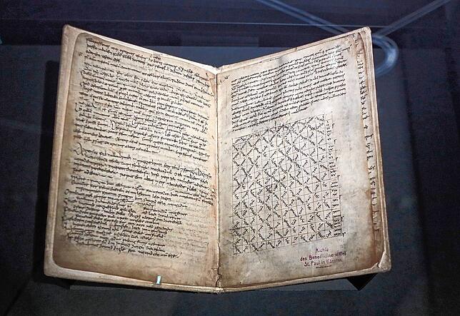 Es faszinierte auch den Ministerpräsidenten und früheren Lehrer: Schulheft eines irischen Mönches, eines der vielen Ausstellungsstücke.