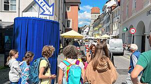 Passanten in der Münsterstraße feiern mit dem SÜDKURIER und werden beschenkt: Aus der blauen Säule gibt es Geschenke und Geschichten. ...