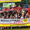 Die D-Jugend des FC Pfaffenweiler feiert den Bezirkspokalsieg