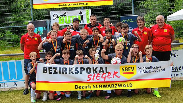 Die D-Jugend des FC Pfaffenweiler feiert den Bezirkspokalsieg