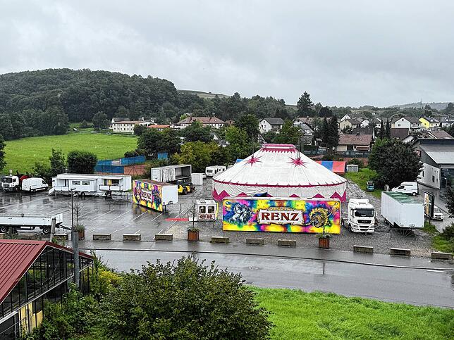 Der Aufbau auf dem Dillplatz ist schon in vollem Gange – auch bei Regen. Bis zur ersten Zirkus-Vorstellung ist noch viel zu tun.