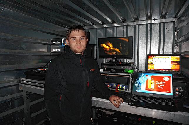 „Schaltzentrale“ des Autokinos: HVT-Mitarbeiter Samuel Andreas Link in dem Blechcontainer hinter der Bühne mit der LED-Wand.