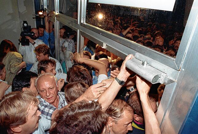 Riesenandrang auf die Ost-Berliner Deutsche Bank: Am 1. Juli 1990 wurde die Währungsunion vollzogen. Dabei gab es Verletzte, als die ...