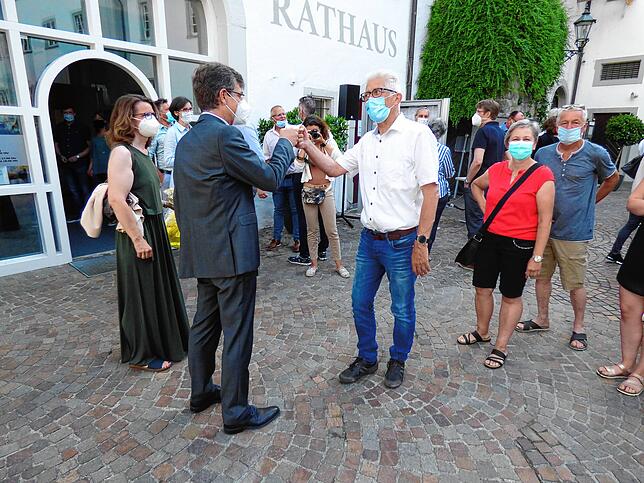 Gratulation mit der „Corona-Faust“: Klaus Schultz (rechts) beglückwünscht Georg Riedmann zum Wahlsieg.