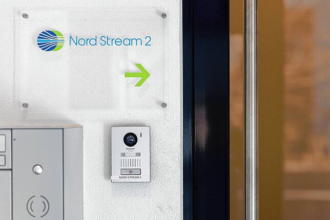 Ein Nord-Stream-2-Logo am Eingang des Schweizer Hauptsitzes des Unternehmens in Zug.