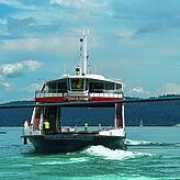 Die defekte Fähre „Richmond“ wird für einen Test ohne Fahrgäste aus dem Staader Hafen gefahren.