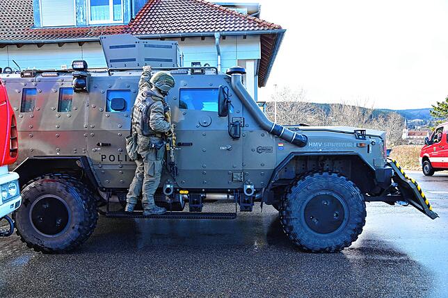 Mit schwerem Gerät ist die Polizei in Unterkirnach im Einsatz. Nach zwölf Stunden gibt der Mann auf.