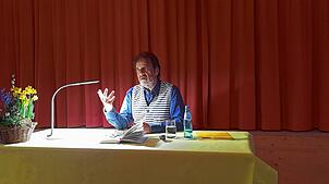 Martin R. Dean liest im Rahmen der grenzüberschreitenden Erzählzeit in der Rechberger Gemeindehalle aus seinem jüngsten Roman „Tabak und ...