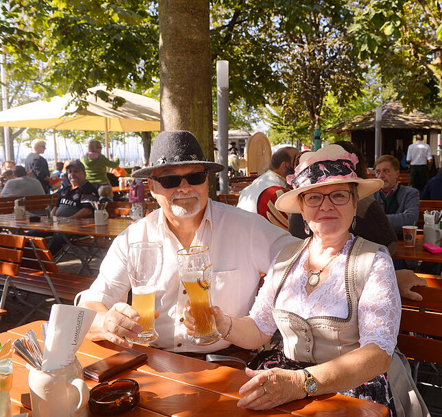 Jürgen Albrecht und Britt Anthoni finden einen Besuch beim ersten Häfler Oktoberfest selbstverständlich: &bdquo;Wenn etwas in ...