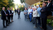 Diskutieren auf der Mainau, im Hintergrund rechts die Comturey: Vorstandsmitglieder des Dehoga-Kreisverbands (von links) Manfred Hölzl ...