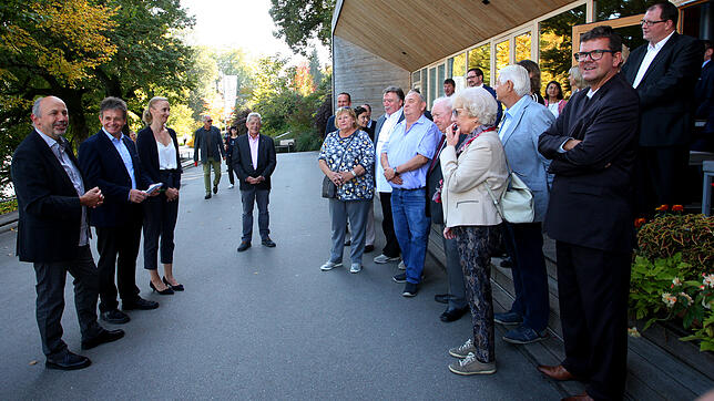 Diskutieren auf der Mainau, im Hintergrund rechts die Comturey: Vorstandsmitglieder des Dehoga-Kreisverbands (von links) Manfred Hölzl ...