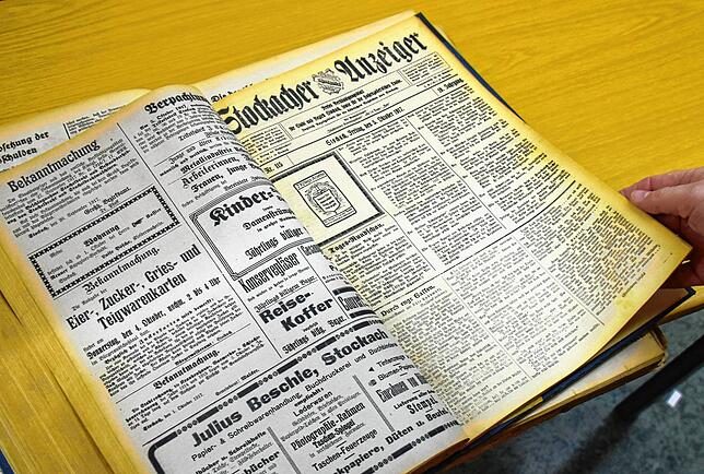Bild 7: Zeitungsbände aus mehr als 200 Jahren: Eindrücke aus dem Stockacher Stadtarchiv