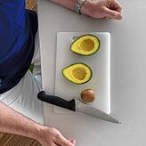 Ohne den harten Kern ist die weitere Verarbeitung einer Avocado ein Kinderspiel. Tipp: Das Fruchtfleisch lässt sich mühelos mit einem ...