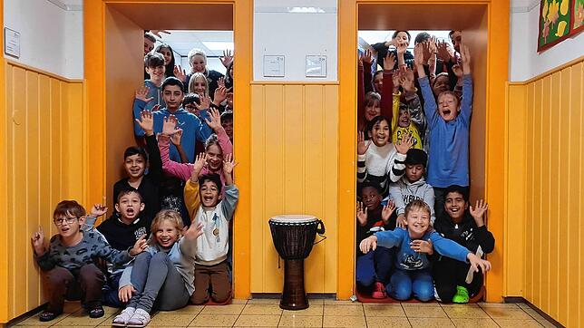 Endlich raus aus den beengten Verhältnissen der Franz-Sales-Wocheler-Schule. Die Kinder haben sich mit den Lehrerinnen und Lehrern ...