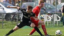 Der Marbacher Fabio Mauch (links) im Duell mit Marc Rohrer vom FC Pfaffenweiler. Im Lokalderby entschied ein Treffer die Partie ...