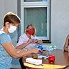 Karin Schmelz (von links) und Sandra Zeller geben auch Ramona Breu zwei Schutzmasken.