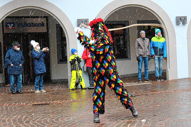 2021 eröffnete in Meersburg ein Hänsele die Fasnet mit dem Schnellen der Karbatsche. Die schwarze Farbe des Häs sollte die Trauer ...