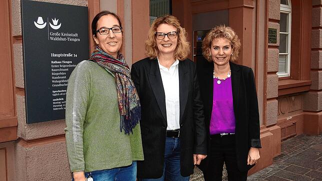 Voller Tatendrang: Carmen Urban (Hochbauamtsleiterin), Silke Ostermann (Baurechtsamtsleiterin) und Baubürgermeisterin Petra Dorfmeister ...