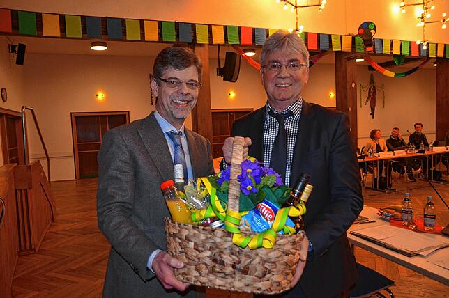 Bürgermeister Georg Riedmann überreicht dem scheidenden Hauptamtsleiter Klaus Schiele einen Präsentkorb.