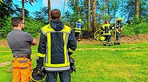 Helfer der Freiwilligen Feuerwehr Daisendorf waren am Donnerstagmorgen bei dem Brand im Daisendorfer Wald im Einsatz.