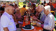 Bei strahlendem Sonnenschein genießen viele Besucher das Gartenfest der Landjugend in Bruggen. Bilder: Dagobert Maier