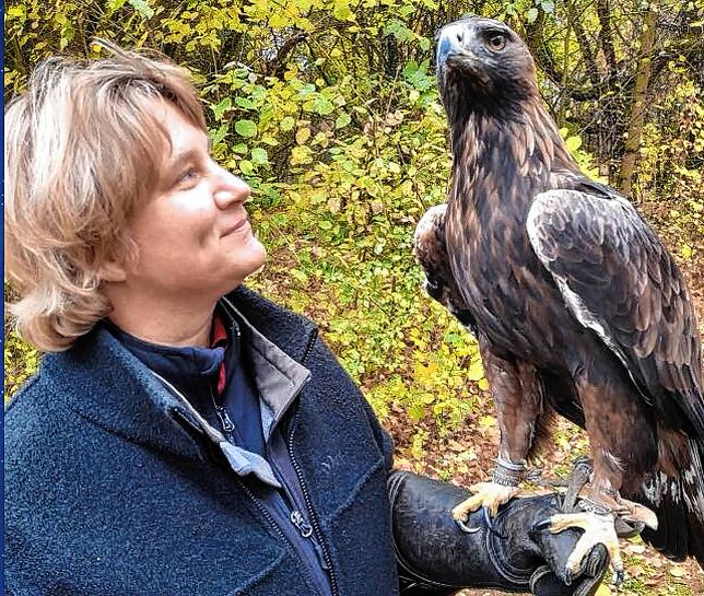 Die Ärztin Ulrike Amann ist auch Falknerin. Sie kann erklären, was eine Stadt gegen zu viele Tauben tun kann.