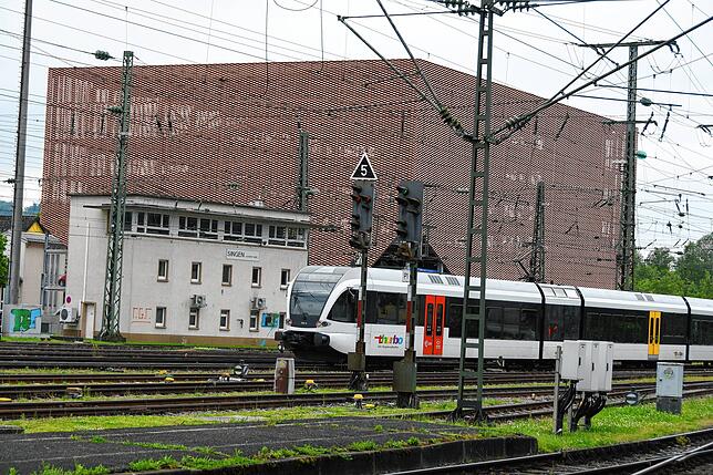 Das Stellwerk West im Singener Bahnhof. Dort sitzen die Fahrdienstleiter, die den Zugverkehr im Singener Bahnhof regeln. Ein Zug der ...