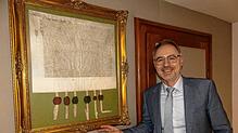 Bürgermeister Martin Rupp vor einer alten Urkunde. Historie in Bermatingen ist ein Schatz, aber auch Last. Bilder: Christiane Keutner